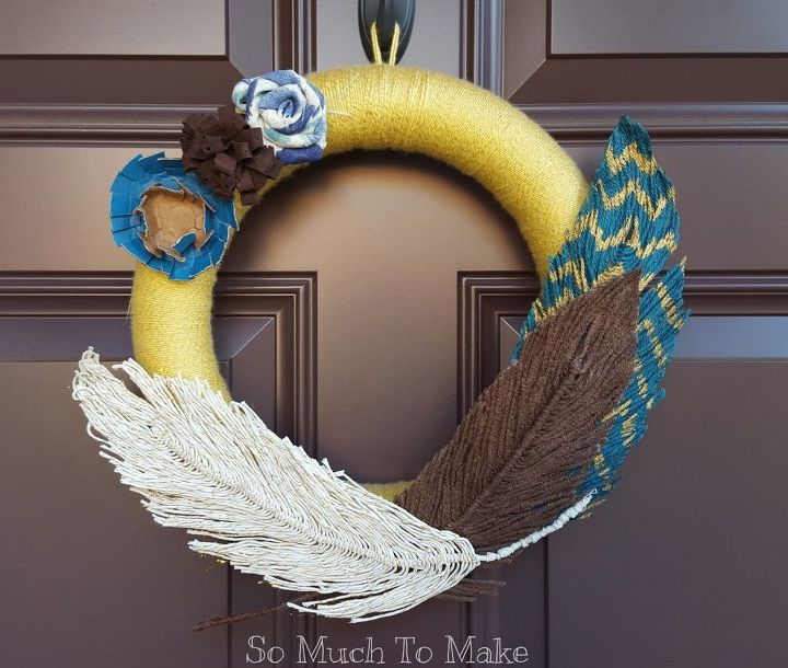 31 maneras de hacer una hermosa corona para la puerta de entrada, Coloca plumas de hilo en tu corona