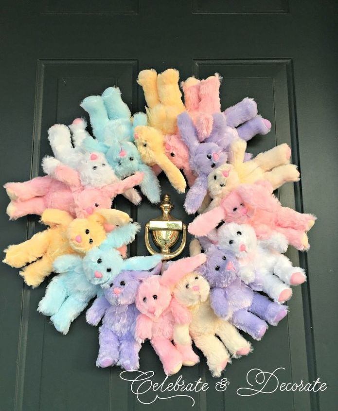 31 maneras de hacer una hermosa corona para la puerta de entrada, Corta animales de peluche para colgar en la puerta