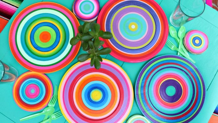 pratos coloridos de vero usando uma plataforma giratria