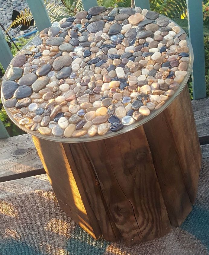 mesa de balde de cinco gales com seixos
