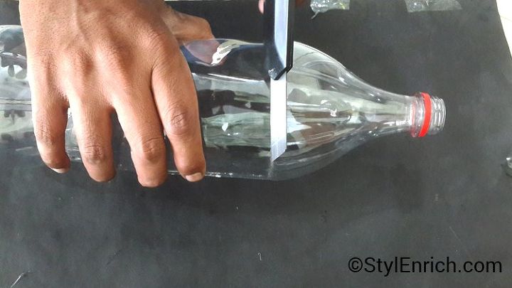 como hacer una bonita pantalla de botella de plastico