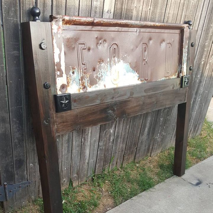 cabeceira feita a partir de uma porta traseira de caminho ford de 1930