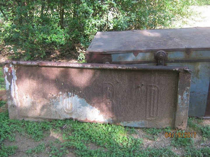 cabeceira feita a partir de uma porta traseira de caminho ford de 1930