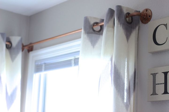16 maneras de hacer que la decoracin de tu casa parezca que te has gastado cientos de, Barras de cortina de cobre DIY que no rompen el banco