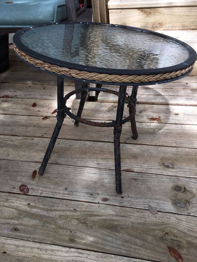 no tires tu mesa oxidada del patio hazla multifuncional