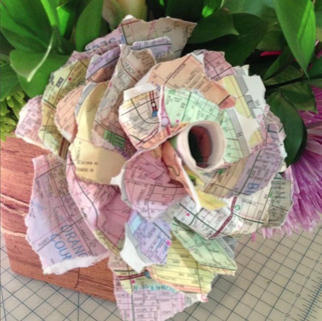 rosas de papel hechas con pginas de la gua telefnica