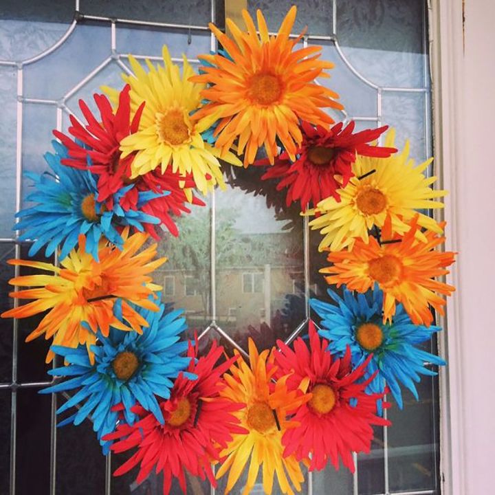 s no way these pops of color were made with dollar store items, This beautiful flower wreath