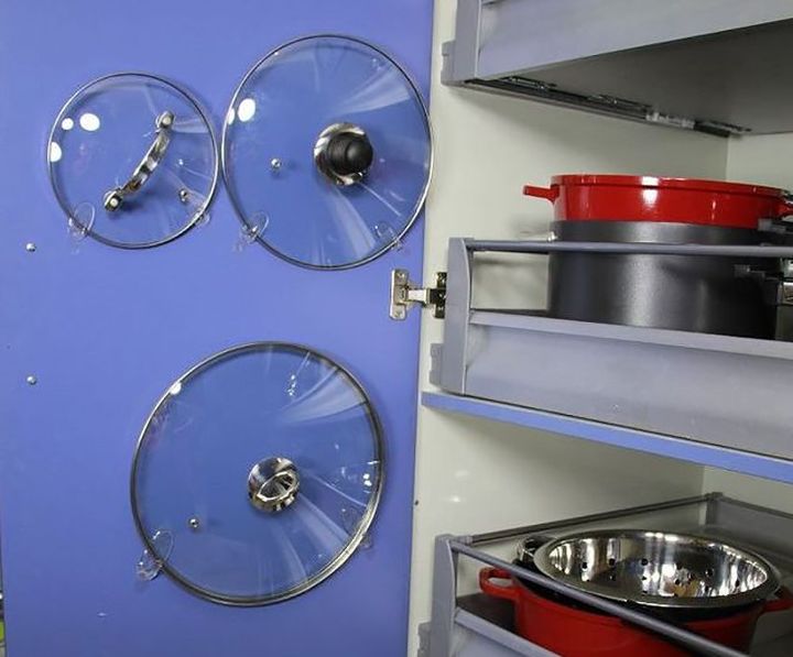trucos de almacenamiento que desordenarn tu cocina al instante, Guarda las tapas de las ollas dentro de un armario