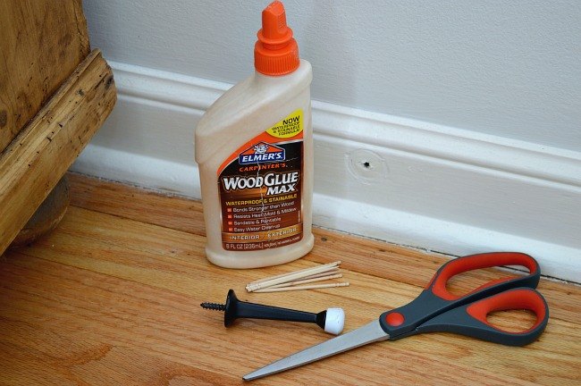 31 truques para ajud lo a consertar a madeira em sua casa, Uma maneira f cil de consertar um buraco na madeira usando palitos de dente