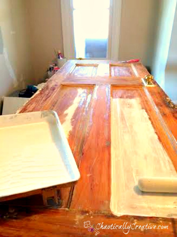 31 truques para ajud lo a consertar a madeira em sua casa, Como reparar rachaduras em pain is de portas de madeira