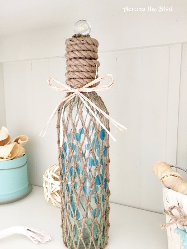 31 ideas de decoracin costera perfectas para tu casa, Cubre una botella de vino con redes de pesca