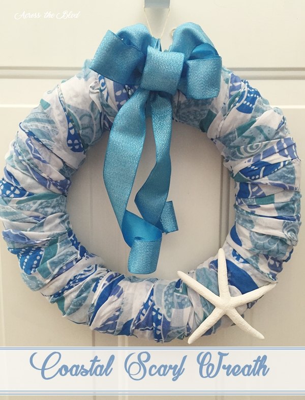 31 ideas de decoracin costera perfectas para tu casa, Envuelve tu bufanda playera en una corona de flores