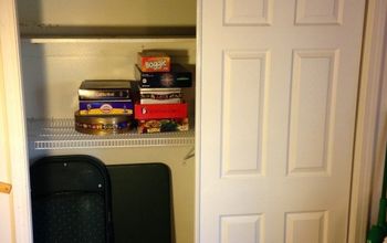 Un viejo armario se convierte en un rincón de lectura con un banco incorporado