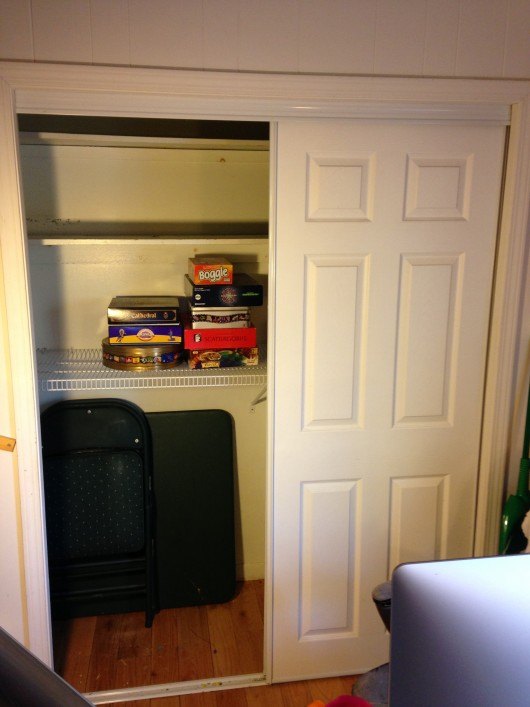 un viejo armario se convierte en un rincon de lectura con un banco incorporado