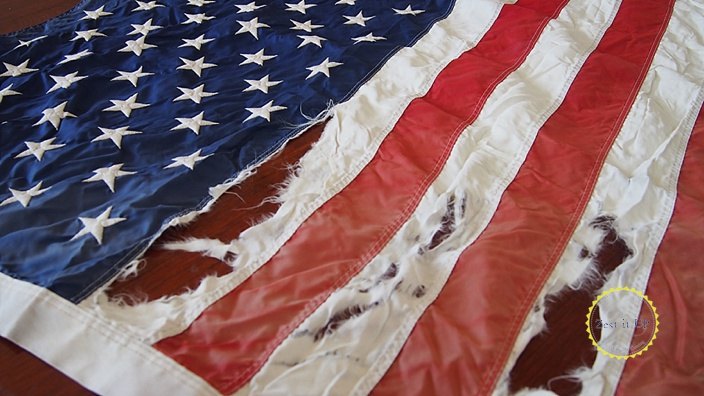 uma bandeira recuperada transformada em uma almofada americana