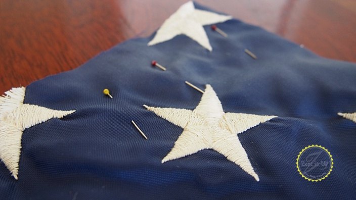 uma bandeira recuperada transformada em uma almofada americana