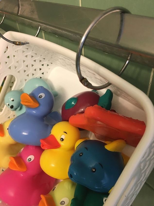 23 surprising uses for curtain rings, Clean up kids toys in a snap after bath time