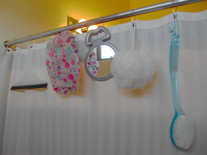 23 sorprendentes usos de las anillas de las cortinas, Guarda todos los utensilios de la ducha a mano