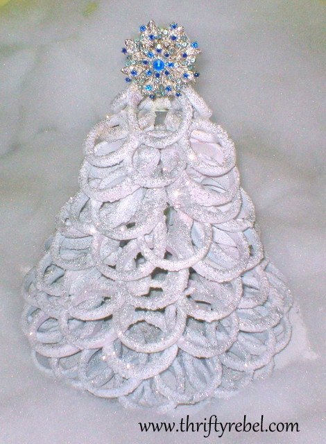 23 surprising uses for curtain rings, Make a sparkling Christmas tree