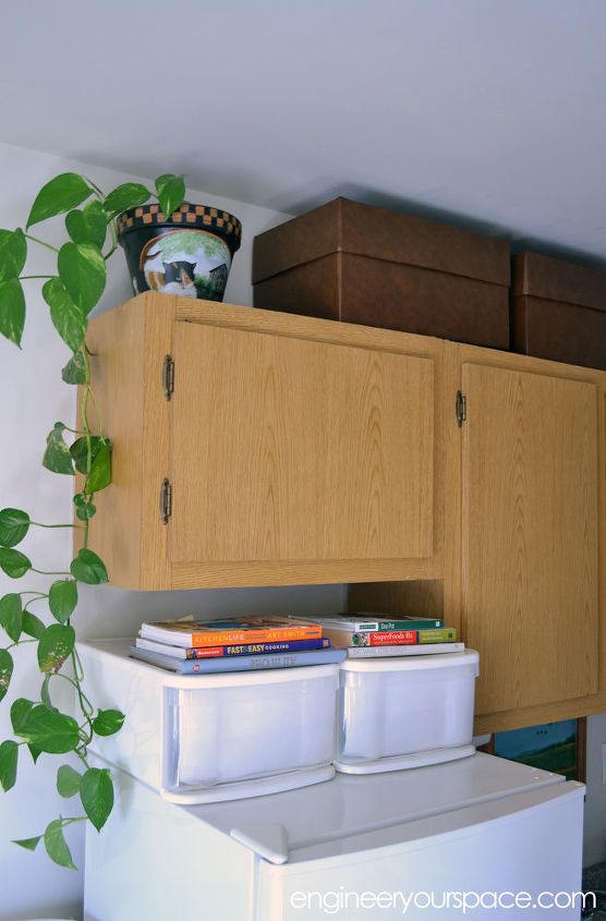32 ideas de almacenamiento que ahorran espacio y mantienen tu casa organizada, Llena el espacio sobre tus armarios con cajas
