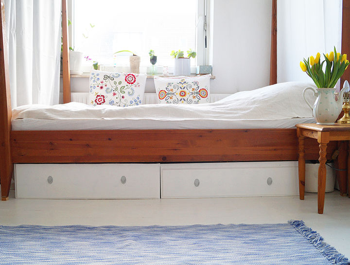 32 ideas de almacenamiento que ahorran espacio y mantienen tu casa organizada, Poner cajones debajo de la cama