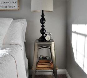 30 ideas de actualizacin con estilo que querr usar para su dormitorio, Utiliza un taburete con estilo como mesita de noche
