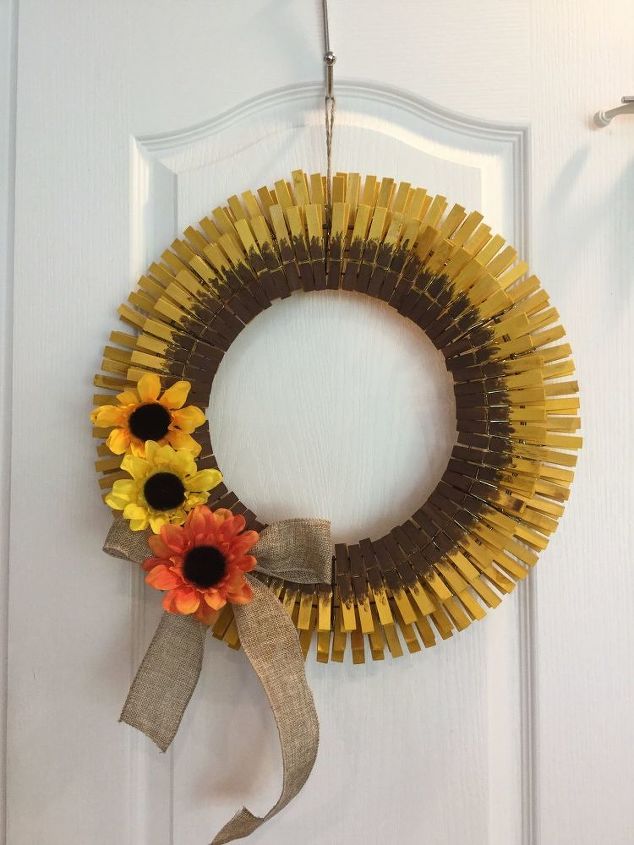 s 30 fabulosas ideas de coronas de flores que haran sonreir a tus vecinos, Haz un girasol con pinzas de la ropa