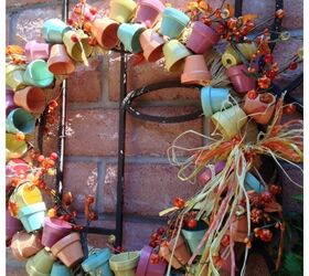 30 fabulosas ideas de coronas de flores que harn sonrer a tus vecinos, Conecta mini macetas de terracota