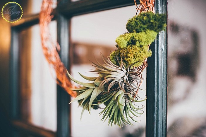 30 ideias fabulosas de coroas de flores que faro seus vizinhos sorrirem, Guirlanda de fio de cobre com plantas de ar