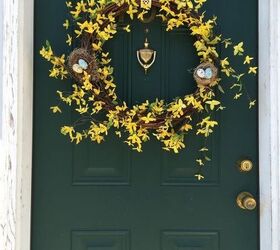 30 fabulosas ideas de coronas de flores que harn sonrer a tus vecinos, Escoge brotes que destaquen en tu puerta