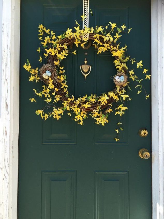 30 fabulosas ideas de coronas de flores que harn sonrer a tus vecinos, Escoge brotes que destaquen en tu puerta