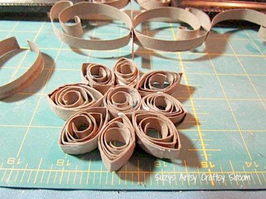 como fazer uma bela moldura com tubos de papel