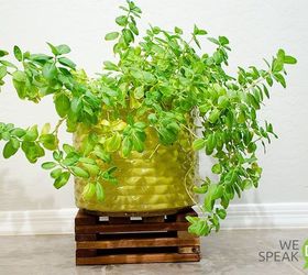 30 formas impresionantes de exponer tus plantas, Haga un soporte para el porche con restos de madera