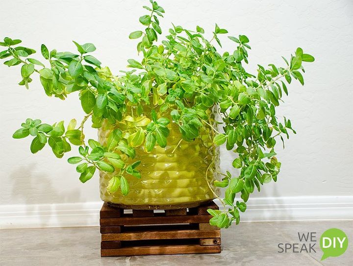 30 formas impresionantes de exponer tus plantas, Haga un soporte para el porche con restos de madera