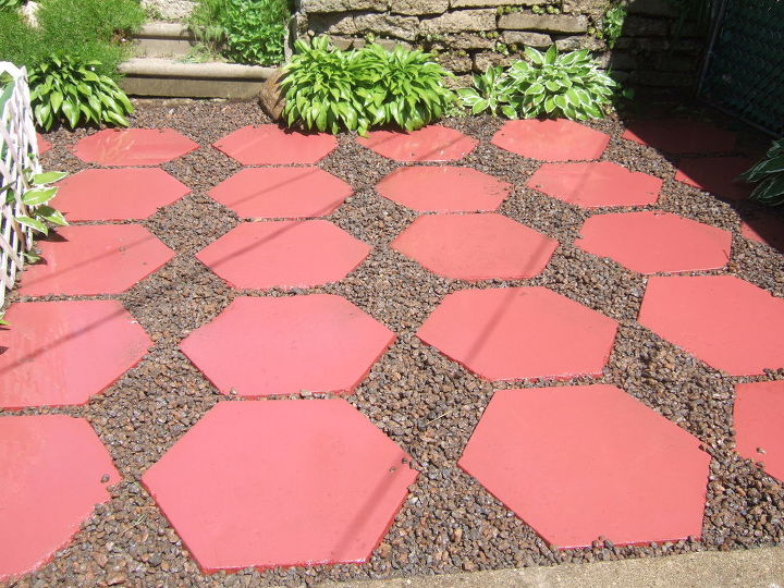 30 increbles ideas para actualizar el patio trasero, Pinta losas de roca para crear un patio colorido