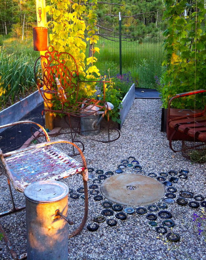 30 increbles ideas para actualizar el patio trasero, Entierra botellas en el jard n para hacer mosaicos gratis