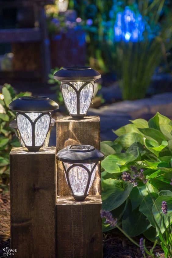 30 ideias incrveis para atualizar o quintal, Luzes de paisagem de cubo de cedro DIY