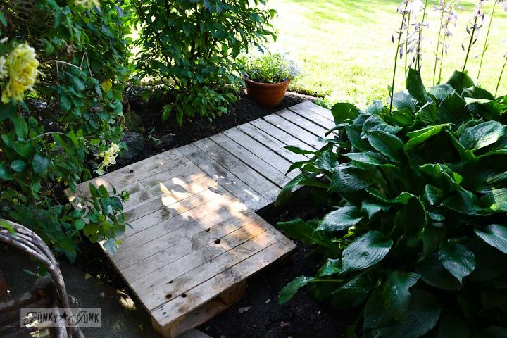 30 ideias incrveis para atualizar o quintal, Enganando com uma passarela de jardim de paletes completa INSTANTANEAMENTE