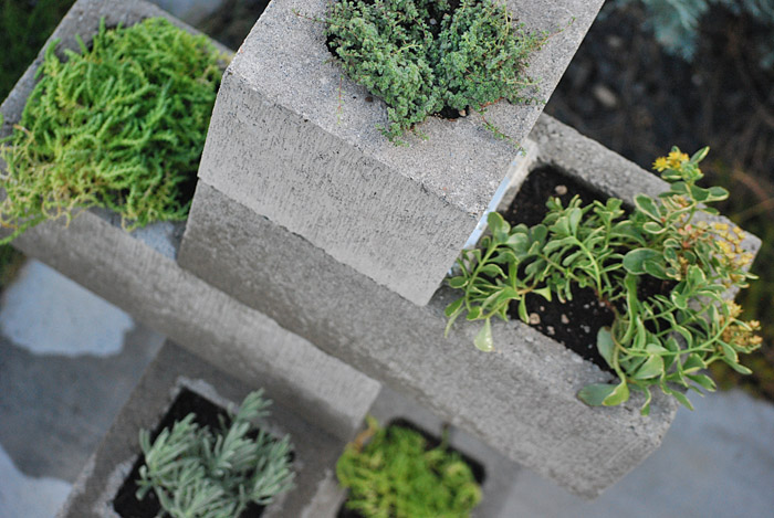 15 maneiras atraentes de transformar seus vasos de flores chatos, Plantador vertical feito de blocos de concreto