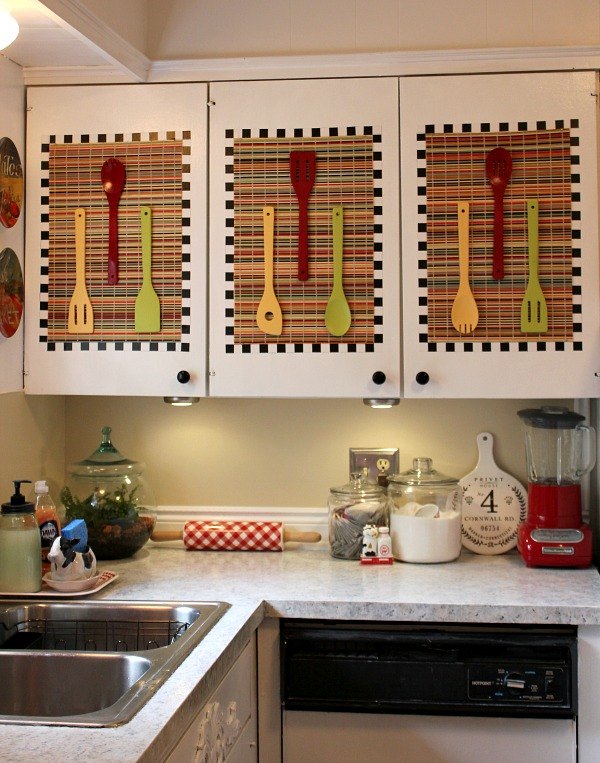 31 ideas de actualizacin para que su cocina se vea fabulosa, Coloque colocaciones y utensilios de colores