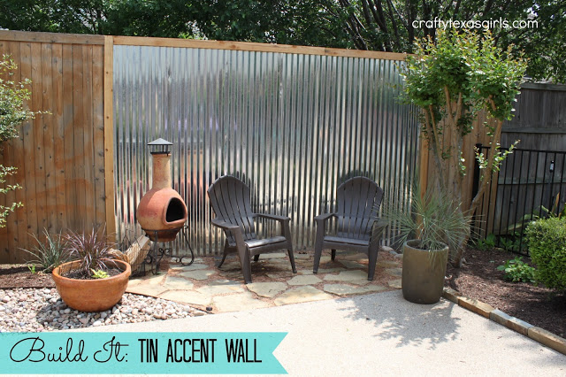 31 maneras de conseguir privacidad dentro y fuera de tu casa, Haz una pared de acento en el exterior con lata