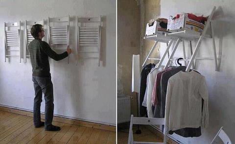 32 ideas de almacenamiento que ahorran espacio y mantienen tu casa organizada, Cuelga las sillas plegables como estanter a estibable