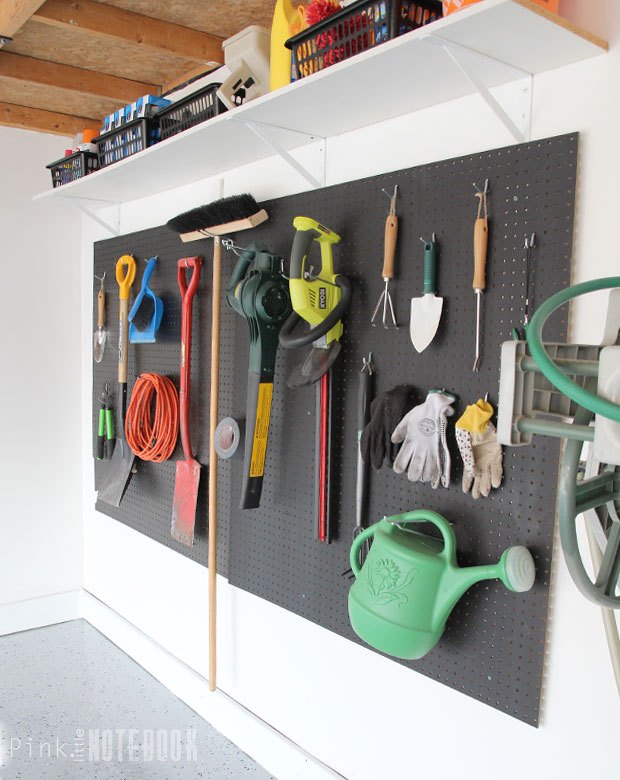 31 ideas de almacenamiento que ahorran espacio y mantienen tu casa organizada, Haz una pared de tableros de clavijas en el garaje
