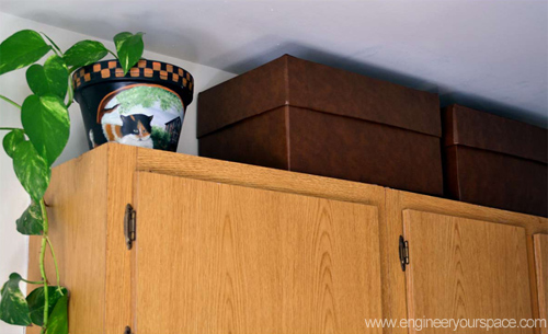 31 ideas de almacenamiento que ahorran espacio y mantienen tu casa organizada, Llena el espacio sobre tus armarios con cajas