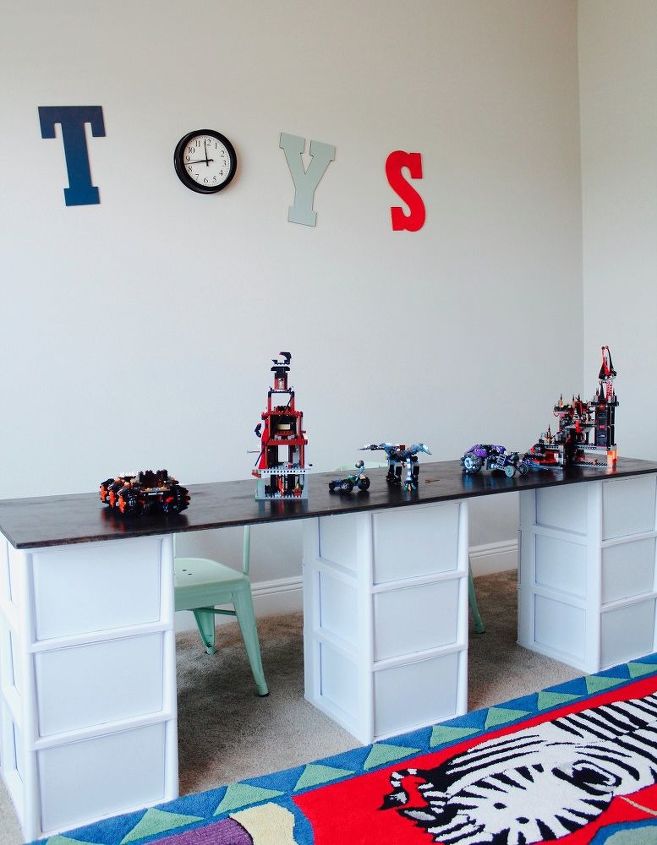 31 ideas de almacenamiento que ahorran espacio y mantienen tu casa organizada, Mant n los juguetes guardados con cajones de basura