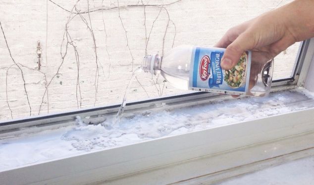 vierte vinagre en el alfeizar de tu ventana para una limpieza facil