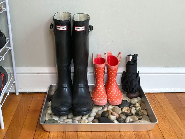 30 creative ways to repurpose baking pans, Stop puddles with a river rock tray