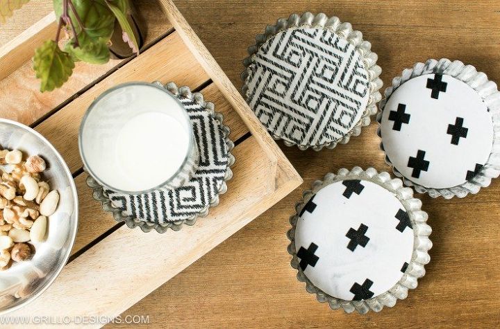 30 formas creativas de reutilizar los moldes para hornear, Convierte las latas de tarta en posavasos