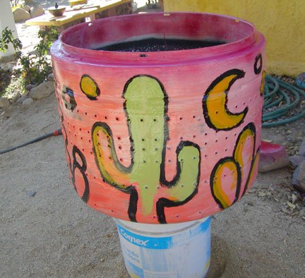tambor de mquina de lavar reciclado transformado em arte de jardim