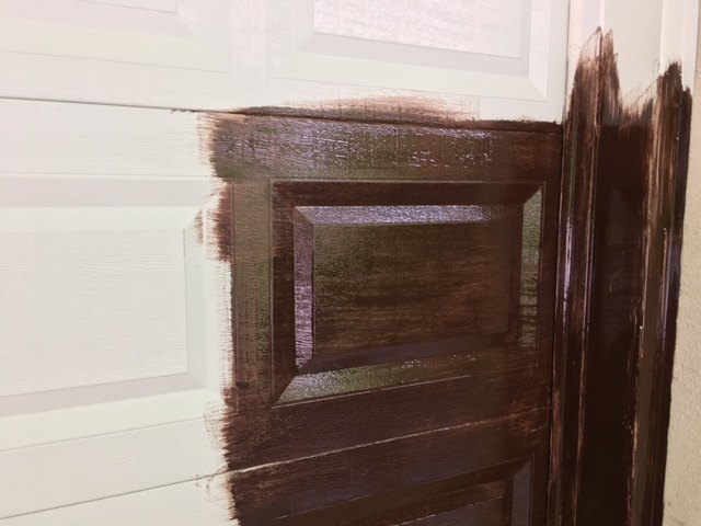 puerta de garaje diy makeover fibra de vidrio blanca a madera